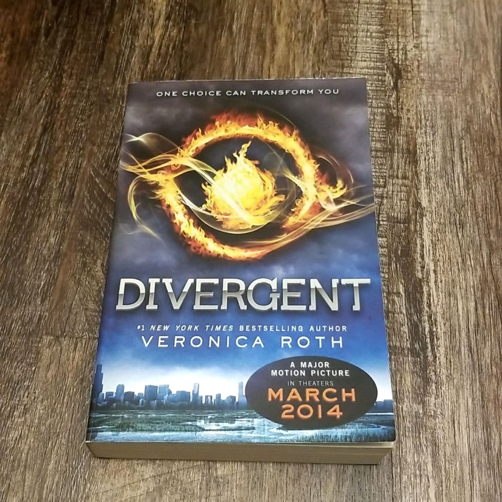 Divergent by Veronica Roth - EUC - Trade Paperback - Picture 1 of 3